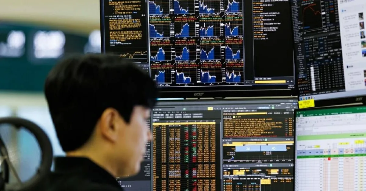الدولار عند أدنى مستوى في أسبوعين والبيتكوين تقترب من 63 ألفا