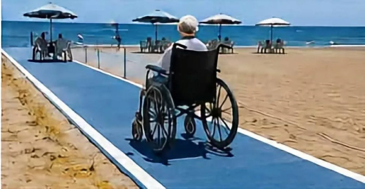محافظة مصرية تخصص ممرا آمنا إلى مياه البحر لذوي الهمم لأول مرة