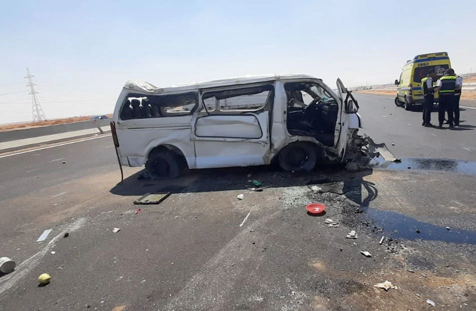 إصابة 8 أشخاص في تصادم ميكروباص وسيارة نقل بطريق الشين في قطور بالغربية