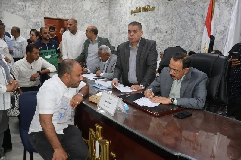 محافظ سوهاج يوجه بسرعة حسم شكاوى المواطنين خلال اللقاء الجماهيري الأسبوعي