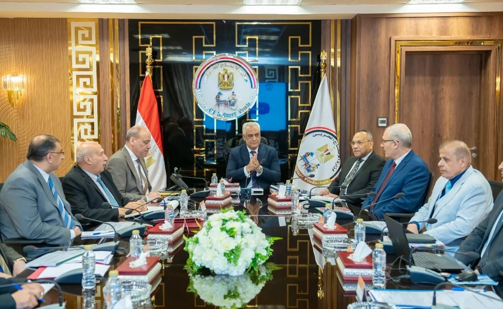 وزير الانتاج الحربي يوجه بالتوسع في تدريب العمالة الفنية على خطوط الانتاج