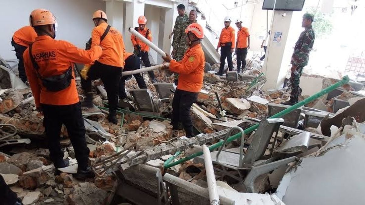 إندونيسيا تجلي آلاف السكان بعد زلزال قوي يودي بحياة 53 شخصًا