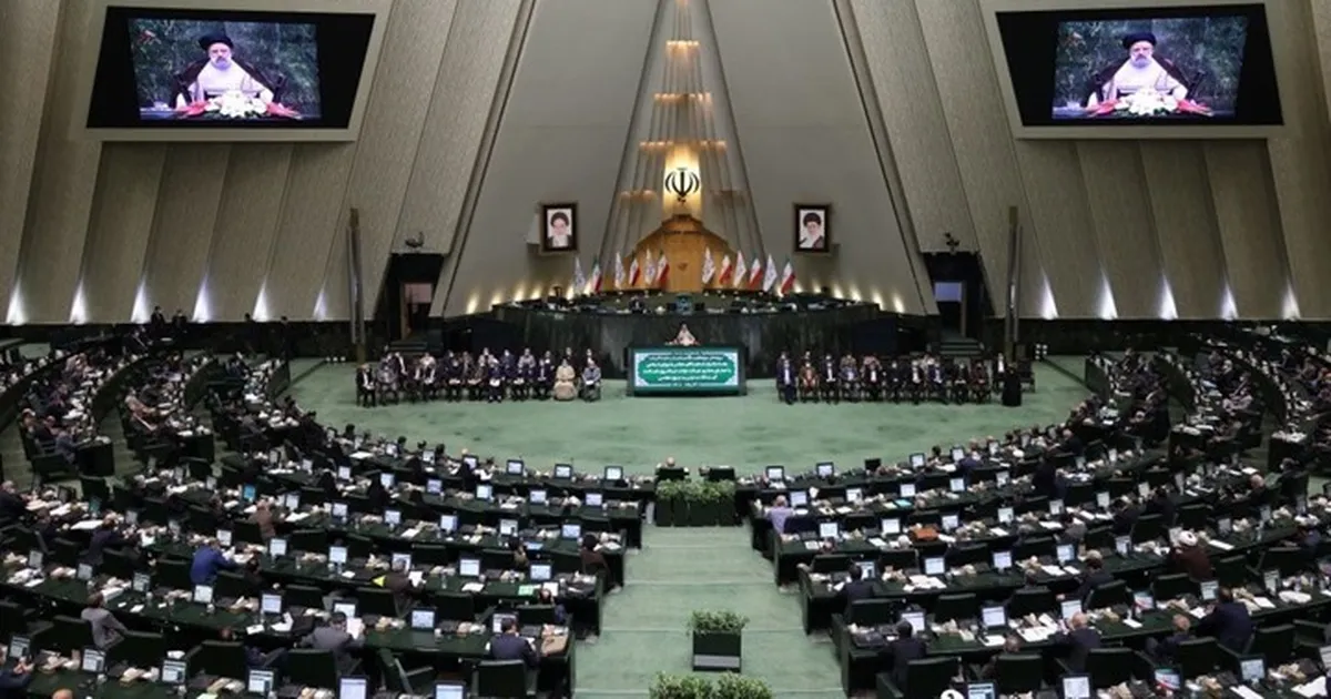 إيران تعد قانونا لتشديد قبضتها على مضيق هرمز..غرامات تصل إلى 20 بالمئة من الحمولة