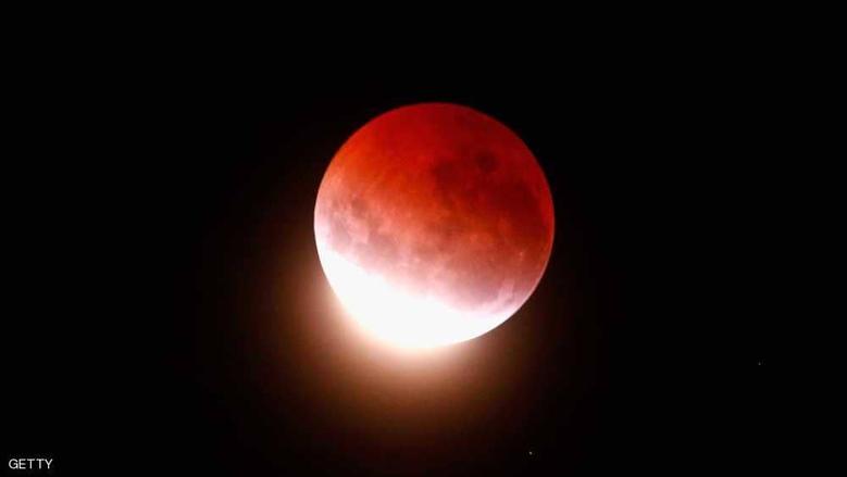 ظاهرة فلكية تجعل السماء بلون الدم في هذا الموعد.. هل تضر العين؟