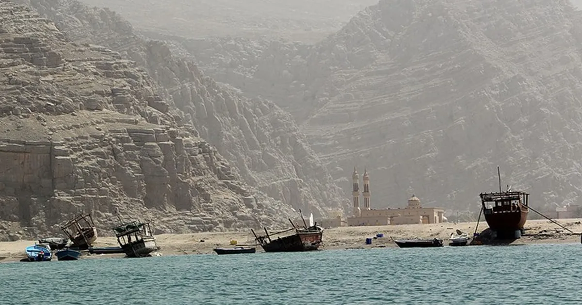 تلوث نفطي يؤثر على 12 كيلومترا من سواحل سلطنة عُمان