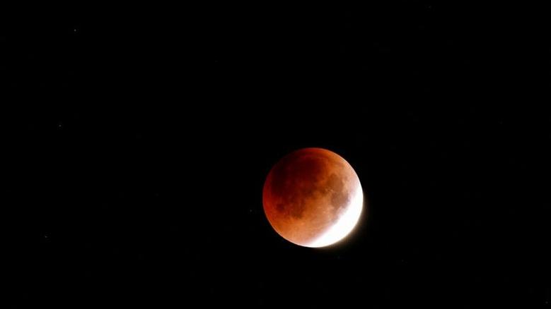 القمر يتحول إلى الأحمر.. تعرف على أماكن الخسوف الجزئي ليلة 27 أغسطس