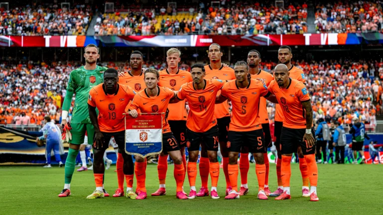 كان قريبًا للغاية ولهذا فشلت الصفقة.. سلوت كاد يتفق على تدريب منتخب هولندا!
