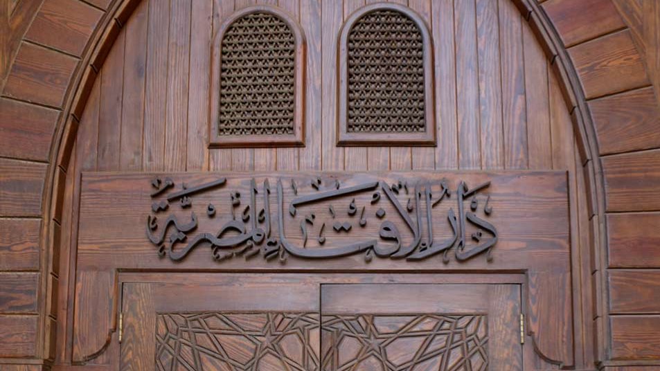 فتاوى تشغل الأذهان.. حكم تخصيص ليلة المولد النبوي بعبادات محددة.. وهل صلاة الجماعة في العمل تعدل ثواب أدائها في المسجد؟