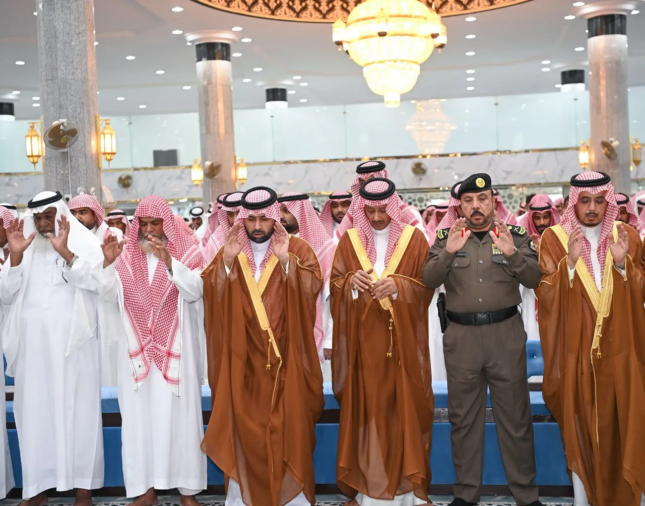 أمير جازان يؤدي صلاة الميت على أم وأطفالها من أسرة محنشي بصامطة