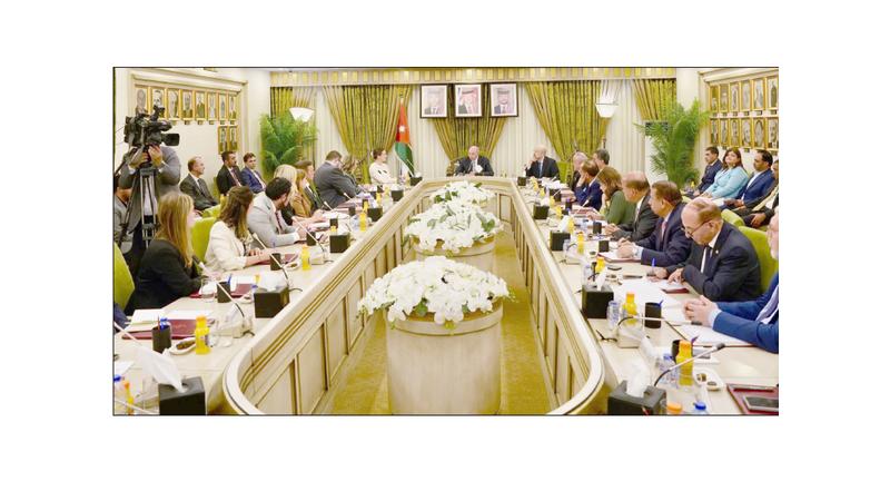 الفايز: الضغط على إسرائيل لوقف سياساتها العدوانية والتوسعية