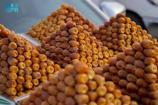 250 طناً من التمور يومياً في سوق البكيرية بنسخته السابعة عشرة
