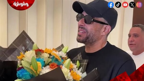 الجمهور يستقبل محمد حماقي بالورود بعد وصوله المملكة العربية السعودية.. تفاصيل