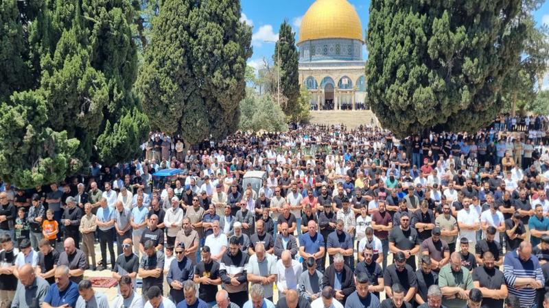 70 ألفا يؤدون الجمعة في المسجد الأقصى رغم إجراءات الاحتلال