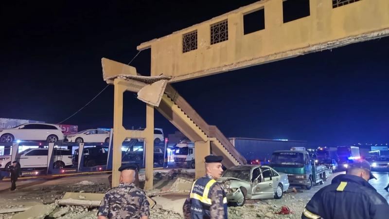 الأشغال تزيل جسر مشاة قرب حدود جابر بعد اصطدام شاحنة به وتعيد فتح الطريق