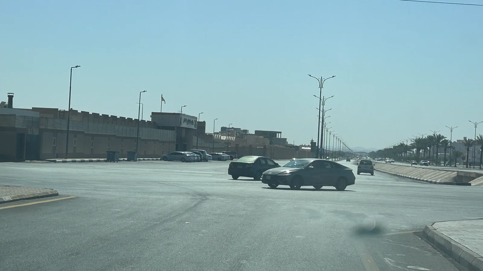 مطالب بتنظيم تقاطع طريق جديد شمال حائل ورفع رصيف مخالفات أمام المشاتل