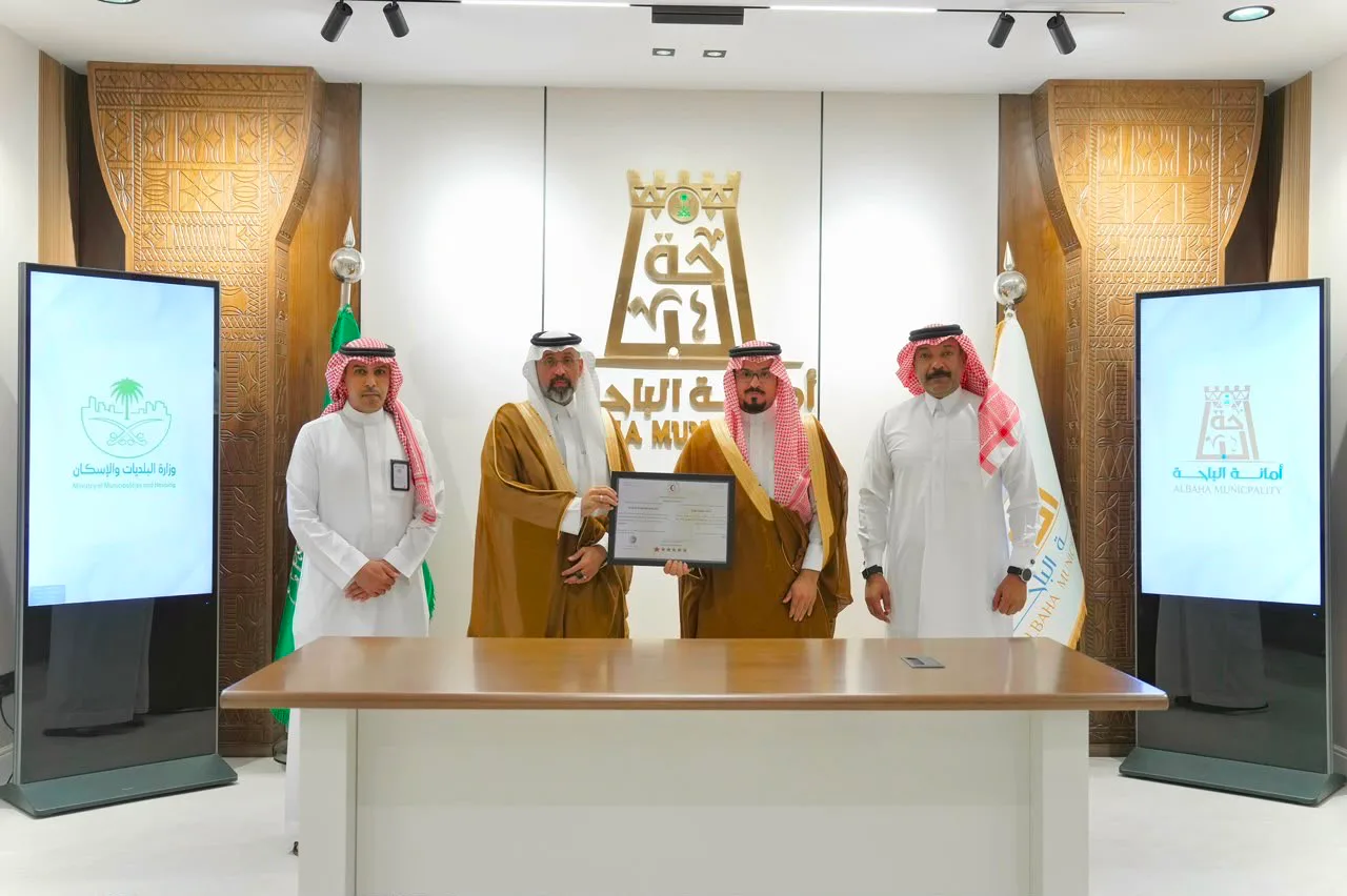 الهلال الأحمر يمنح أمانة الباحة شهادة الامتثال للسلامة الإسعافية
