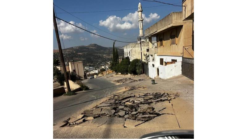 عجلون : بلدية كفرنجة تباشر تنفذ خدمات لمعالجة حفر وتشققات الشوارع