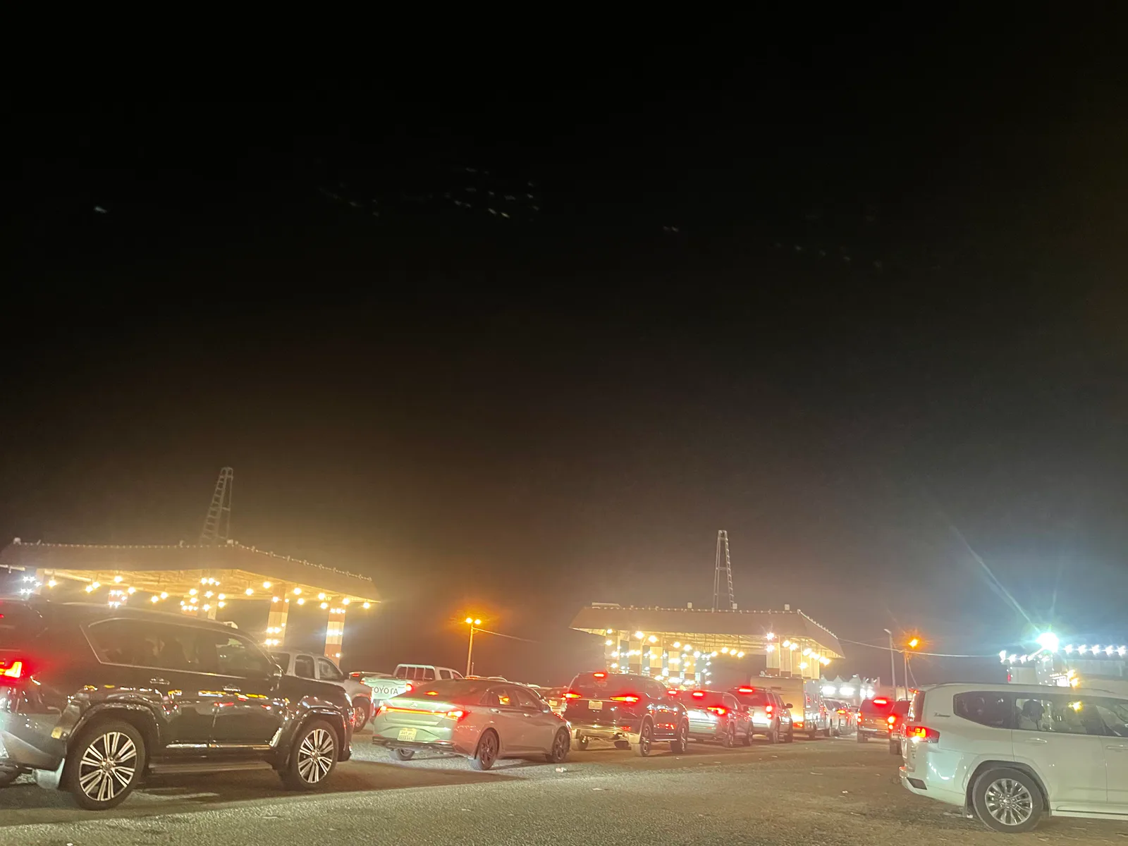 ازدحام شديد بمحطات الوقود على طريق الرين مع عودة السياح