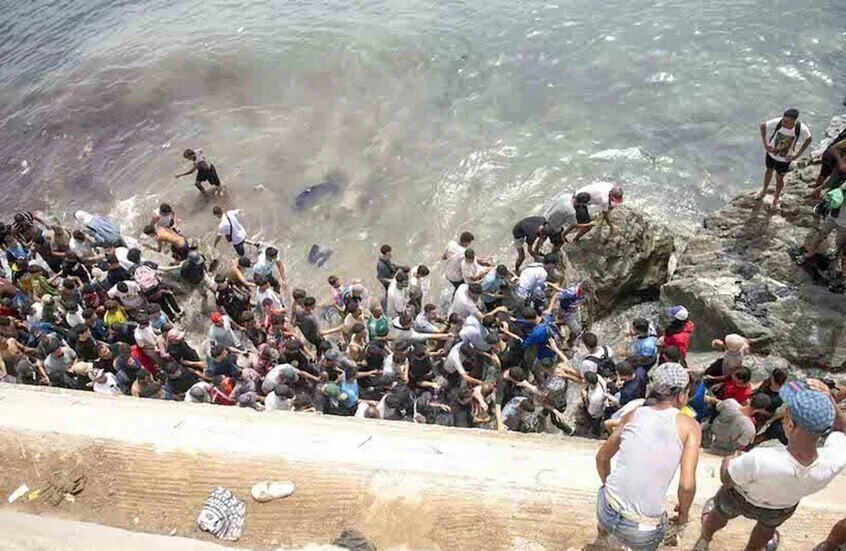 المغرب يوقف 111 مهاجراً بعد إحباط محاولة عبور جماعي نحو سبتة