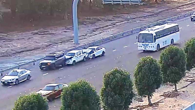 حادث متتابع بين 3 مركبات يثير جدلاً حول مسؤولية سائق أجرة