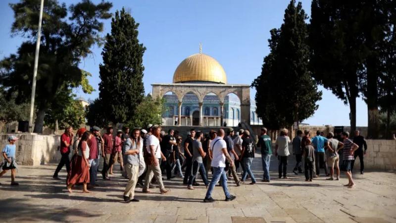 مستوطنون يقتحمون الأقصى ويؤدون طقوساً استفزازية بحماية شرطة الاحتلال