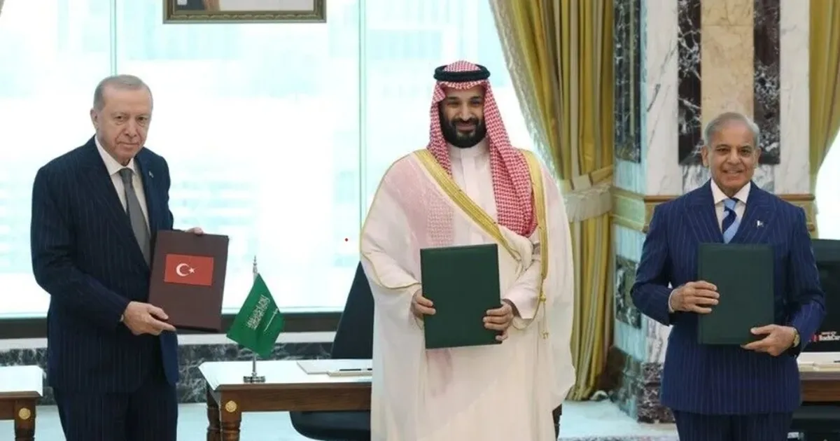 أكاديمي سعودي يرد على عبد الخالق عبد الله.. “القوة ليست اقتصادا فقط”