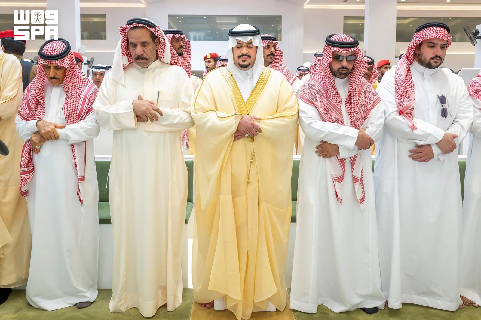 نائب أمير الرياض يؤدي صلاة الميت على مدير شرطة المنطقة الأسبق