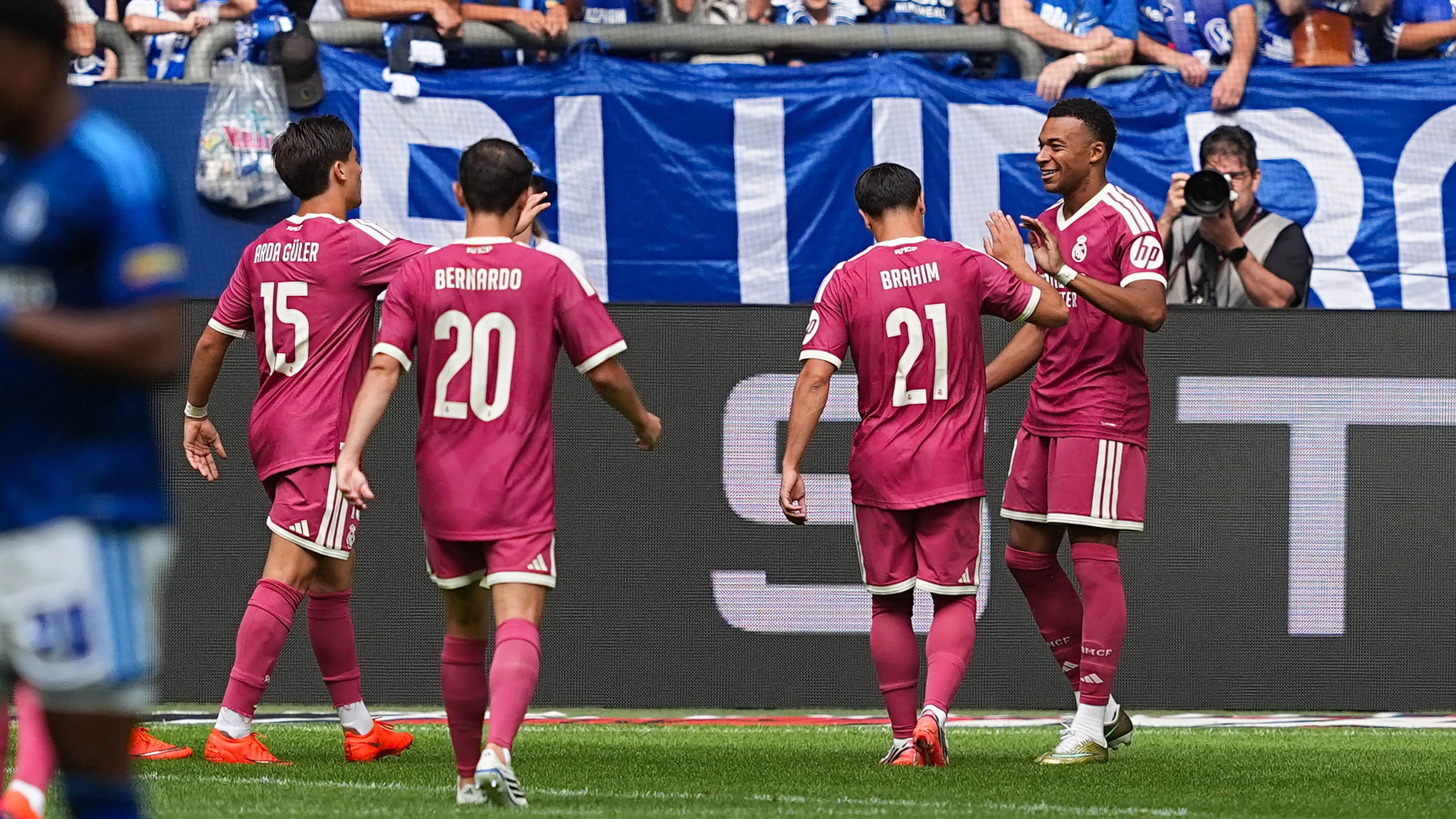 بالفيديو: ريال مدريد يكتسح شالكه ويبعث رسالة قوية قبل الموسم الجديد