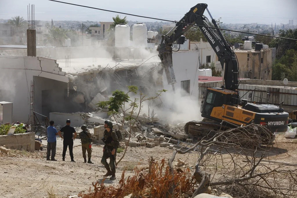 الاحتلال يهدم منشآت في الضفة الغربية ويعتقل 18 فلسطينيًا خلال مداهمات واسعة