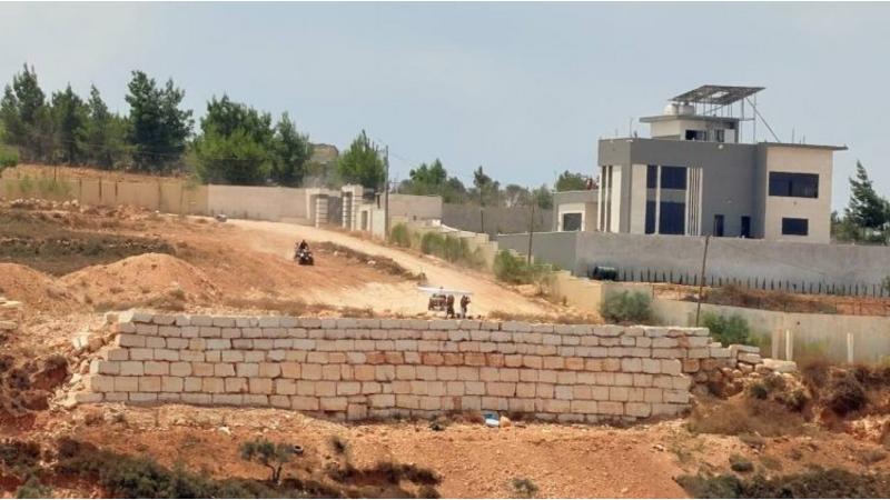 لليوم العاشر.. مستوطنون يواصلون حصار منازل في قصرة جنوب نابلس
