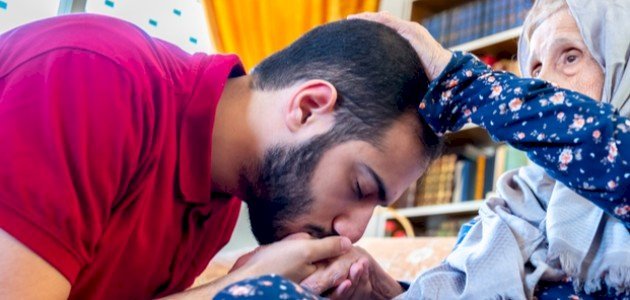 حكم تقبيل يد العلماء والوالدين وكبار السن.. دار الإفتاء توضح الضوابط