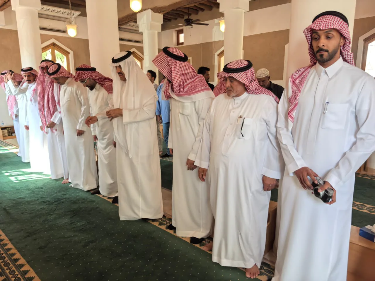 أسلم بصمت.. ورحل عن الأرض التي أحب: سلطان بن سلمان يؤدي الصلاة على المصور العالمي هومبرتو دا سيلفيرا في الدرعية