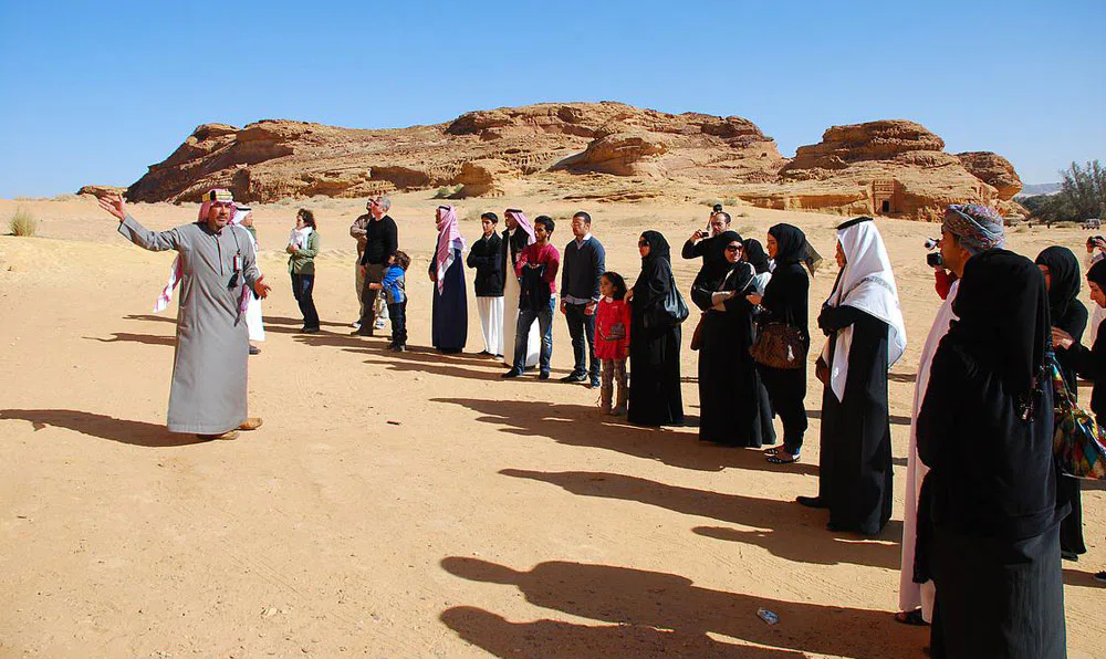 السياحة تؤهل 3500 سعودي للحصول على رخصة الإرشاد السياحي .. هذه الشروط