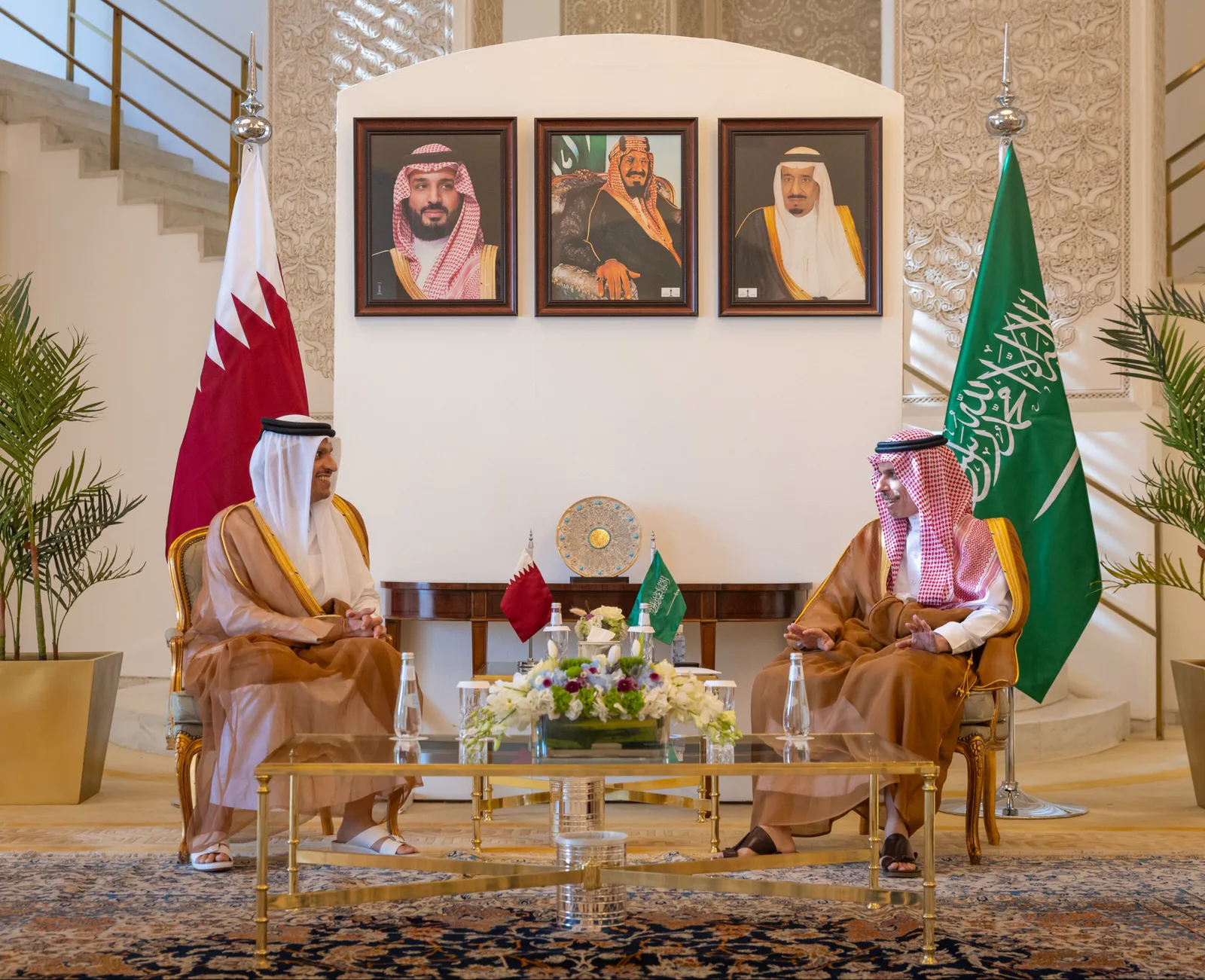 وزيرا خارجية السعودية وقطر يؤكدان توحيد المواقف وخفض التصعيد وحماية الملاحة بالمنطقة