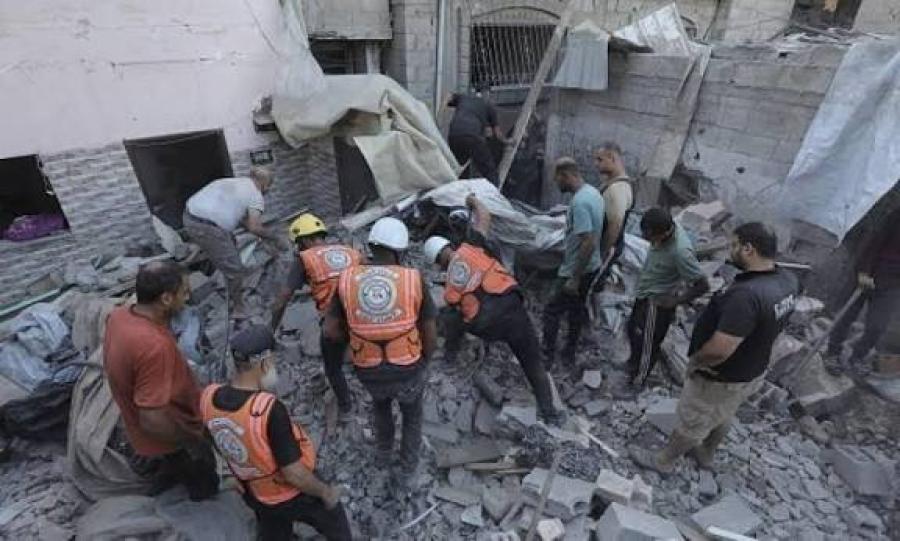 غزة .. الدفاع المدني ينتشل جثامين 11 شهيداً من تحت أنقاض منزل