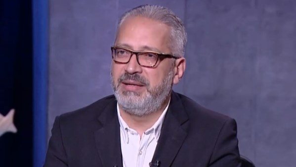 تامر أمين يشيد بموقف طفل أنقذ والده وتعامل موظف الإسعاف معه