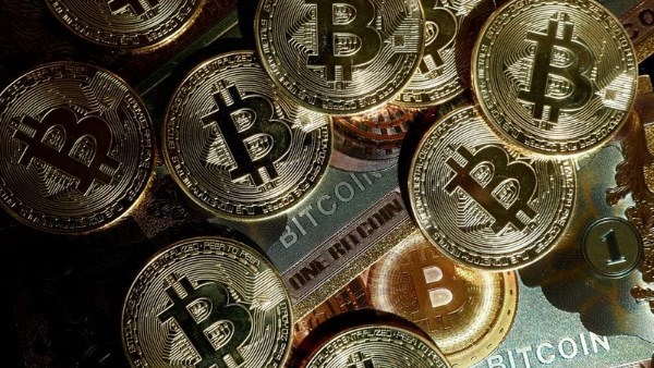 البيتكوين يستقر فوق 63 ألف دولار وسط ترقب لتحركات السوق