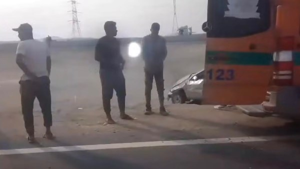 8 مصابين في حادث تصادم سيارة نقل محملة بالعمال وملاكي بطريق العين السخنة