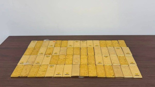 دولارات وذهب وسيارات.. العراق يضبط 20 مليون دولار و60 كيلو ذهب في قضية فساد كبرى
