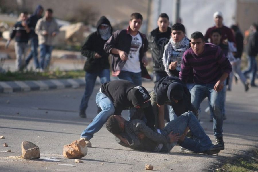 إصابة طبيب فلسطيني جراء اعتداء مستوطنين عليه بالضفة الغربية