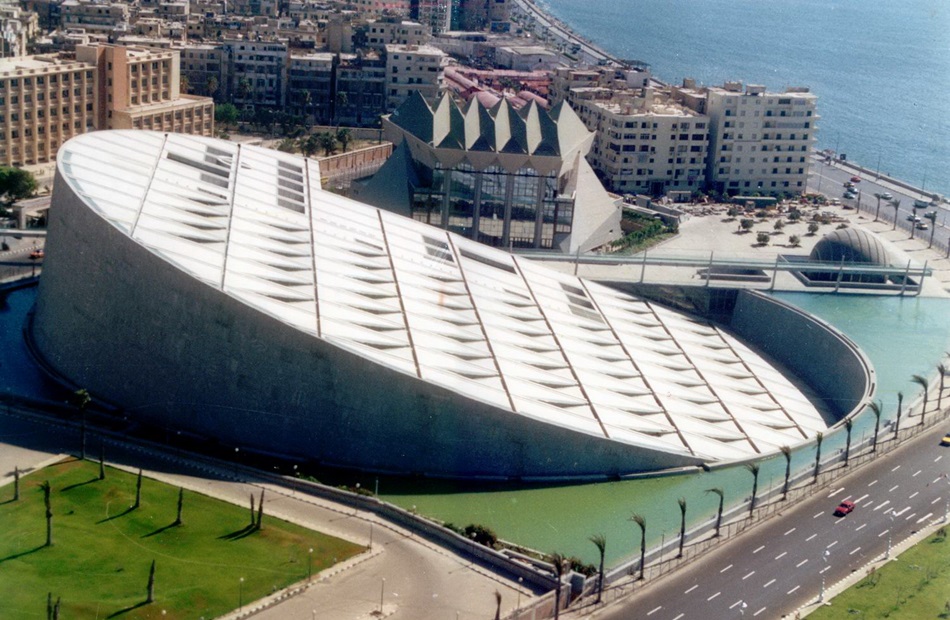 رئيس جامعة كفر الشيخ يشهد فعاليات معرض للجامعات في مكتبة الإسكندرية