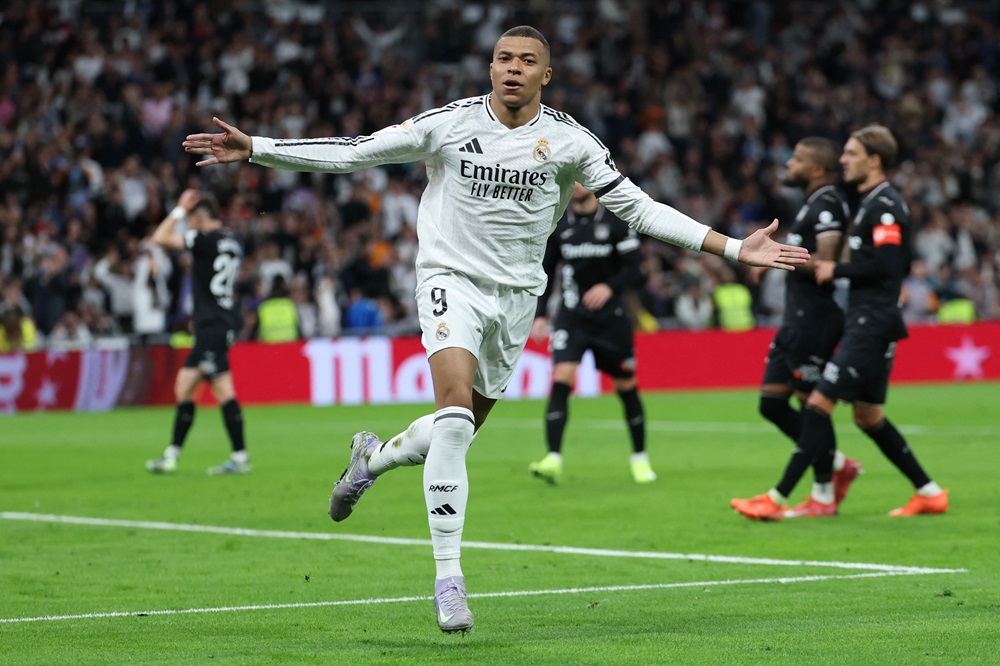 ريال مدريد يهزم شالكة بثلاثية وديا