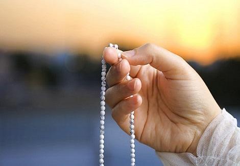 كيف تُزيل همومك وتُغفر ذنوبك بالصلاة على النبي؟.. أمين الفتوى يجيب