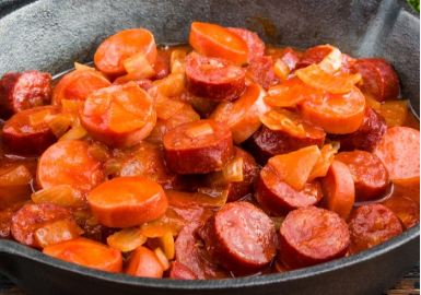 بطعم عربيات الأكل.. طريقة عمل الهوت دوج بالصلصة بسهولة بالمنزل