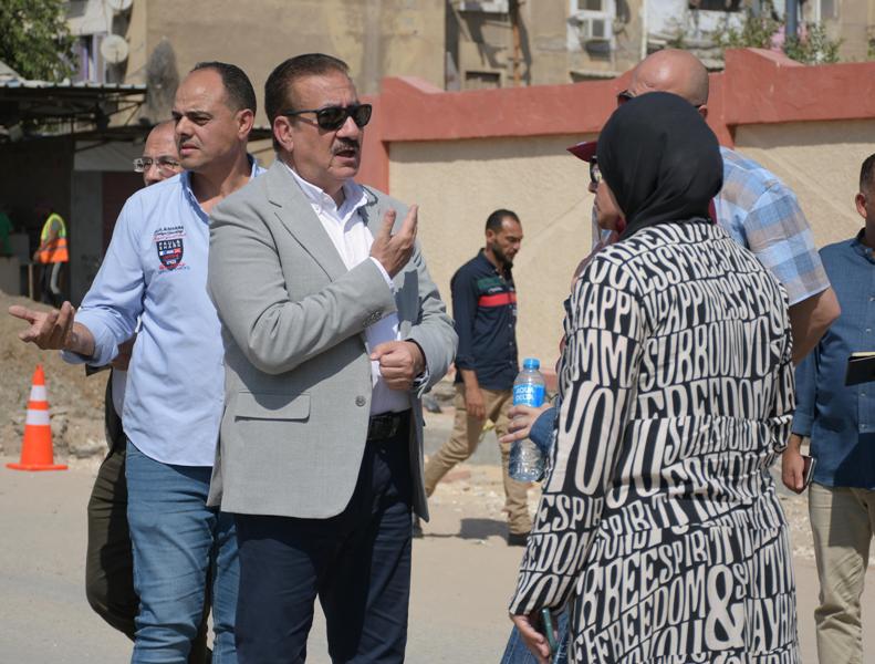 محافظ بورسعيد يُتابع أعمال تطوير شارع أسوان ومشروع الصرف الصحي | صور