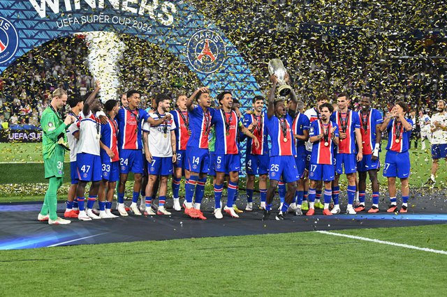 الخليفي يرفض الإفصاح عن صفقات سان جيرمان بعد الفوز بالسوبر الأوروبي