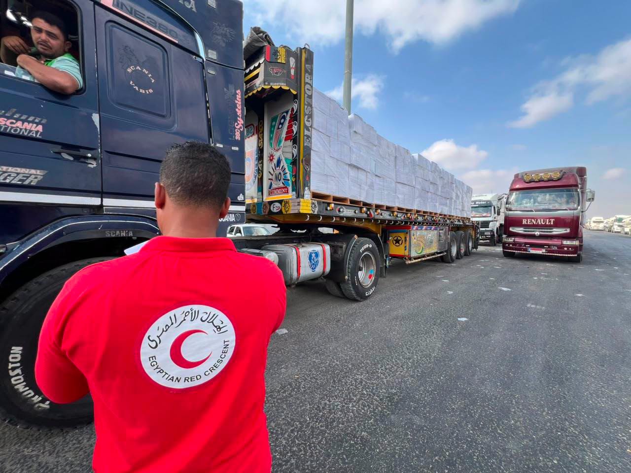 الهلال الأحمر المصري يدفع بأطنان من المساعدات الطبية والإغاثية لغزة عبر قافلة «زاد العزة» الـ 256| صور