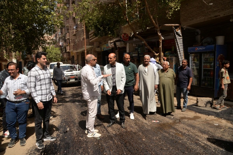 محافظ أسيوط يتفقد أعمال رصف وتطوير شوارع منطقة سيد بحي غرب بطول 450 مترًا| صور