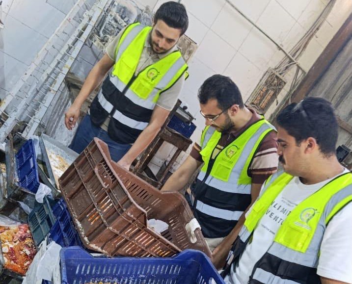 ضبط طن حلوى مولد غير صالحة للاستهلاك داخل مصنع بالغربية| صور