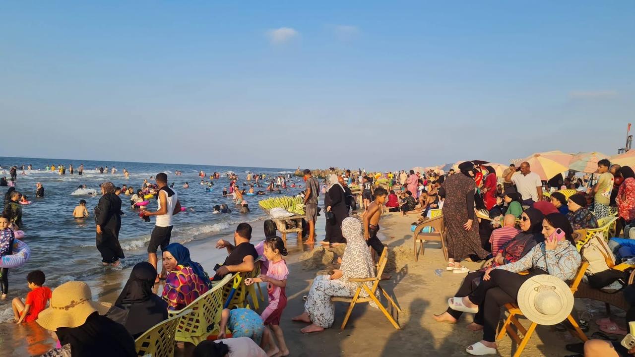 إقبال كبير من المصطافين على شواطئ مصيف بلطيم وتوفير وسائل المواصلات| صور